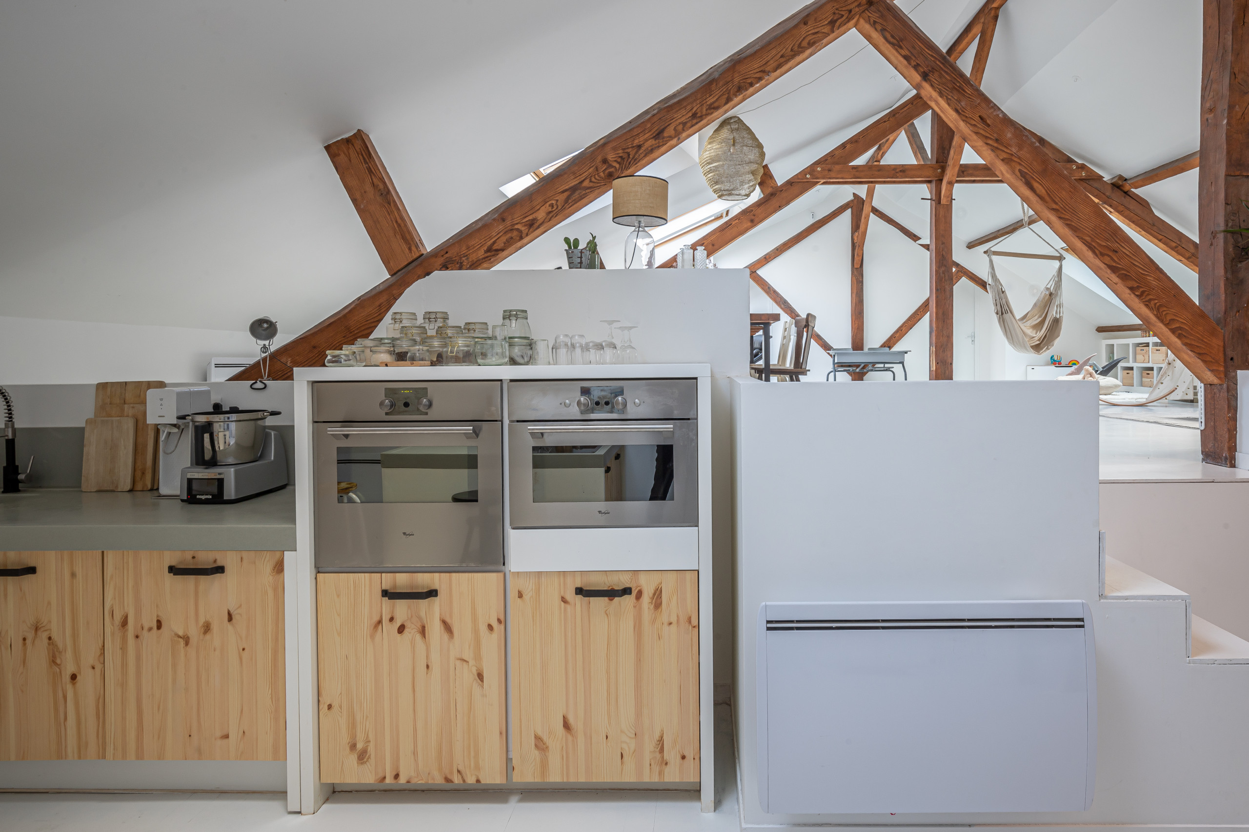 Un loft immense, dans un ancien garage, à rénover entièrement pour moins de 250 euros par mètre carré ! Il a fallu ruser.... les anciens propriétaires avaient peint les murs en vert pomme et en violet