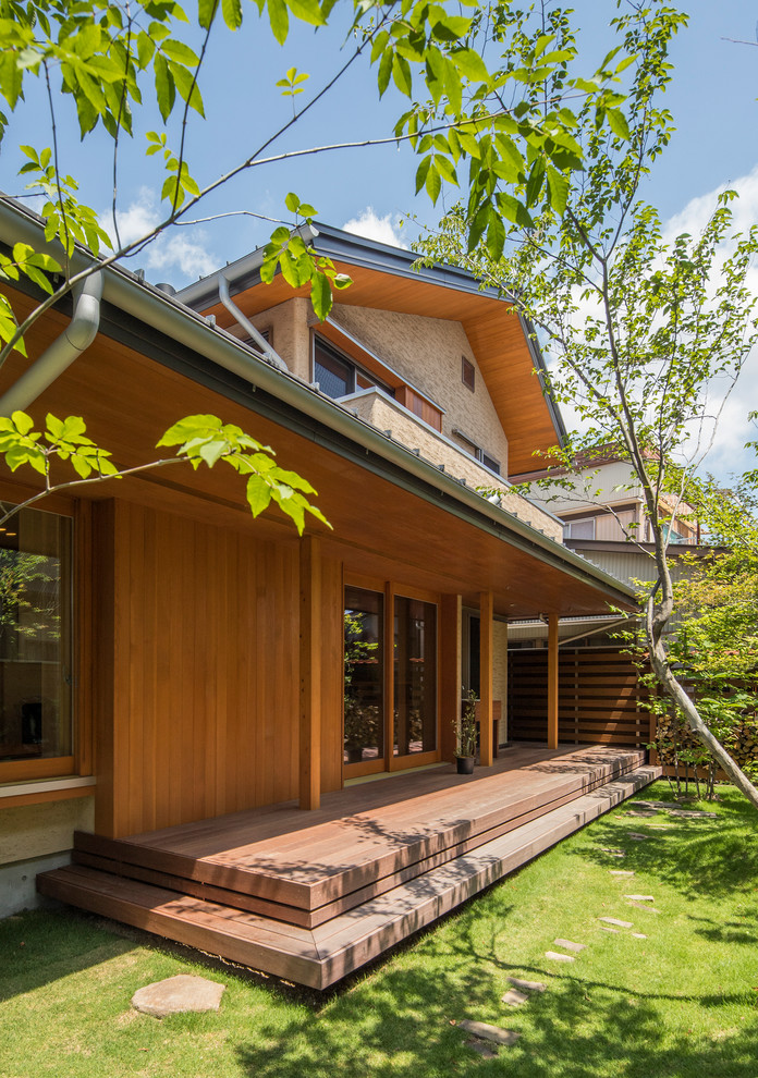 Réalisation d'un porche d'entrée de maison asiatique de taille moyenne avec une extension de toiture.