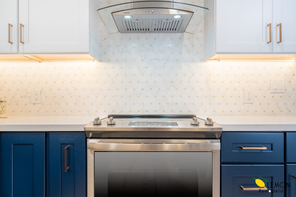 Immagine di una cucina minimalista con lavello sottopiano, top in quarzo composito, paraspruzzi giallo, paraspruzzi con piastrelle a mosaico, parquet chiaro e pavimento beige