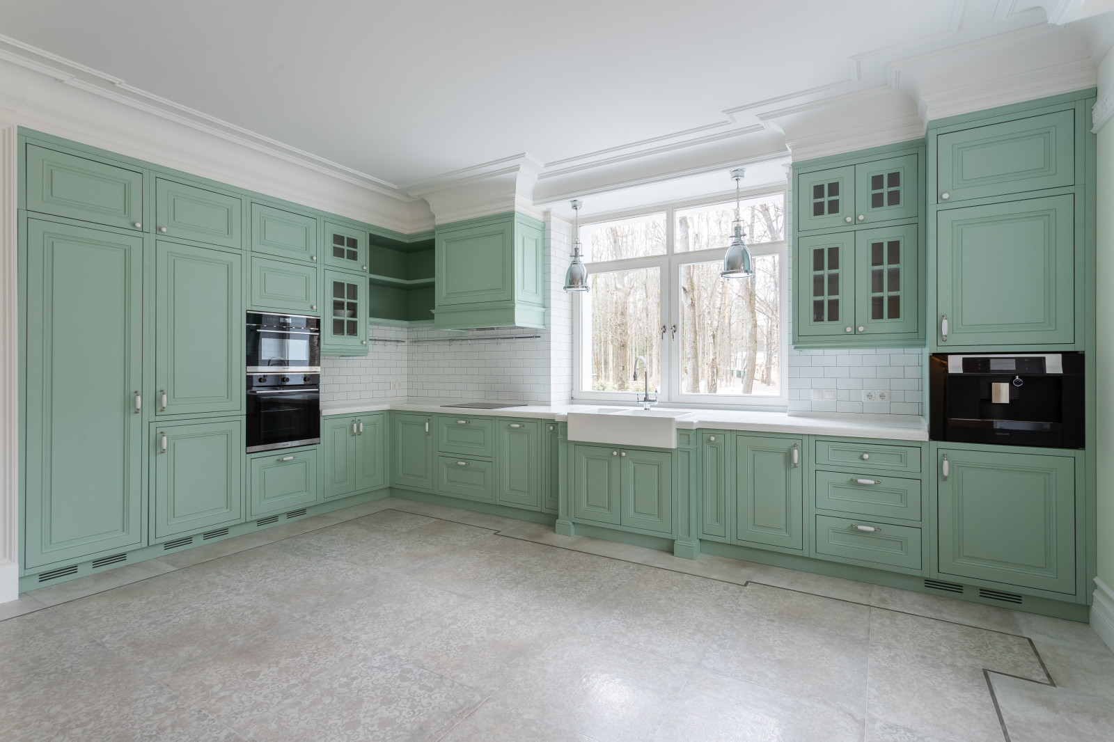 Зеленая кухня в загородном доме