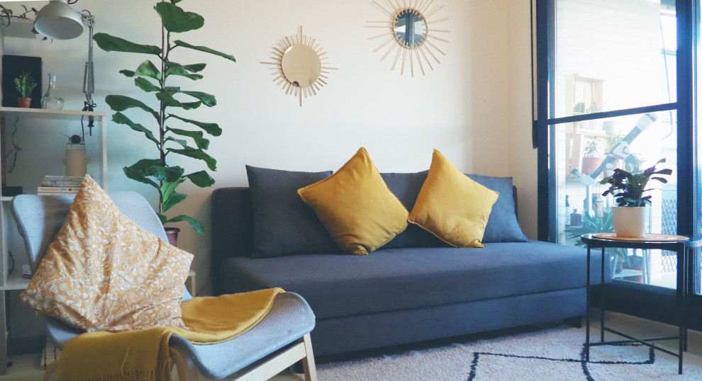 Foto de sala de estar abierta escandinava de tamaño medio sin chimenea con paredes blancas, suelo de baldosas de cerámica, televisor independiente, suelo beige y alfombra