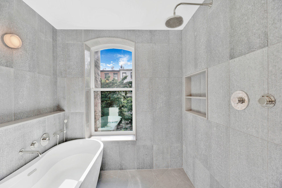 Klassisk inredning av ett stort en-suite badrum, med ett fristående badkar, grå kakel, cementkakel, grå väggar, cementgolv, grått golv, en öppen dusch och med dusch som är öppen