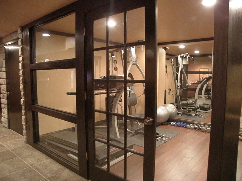 Traditional home gym in Cincinnati.