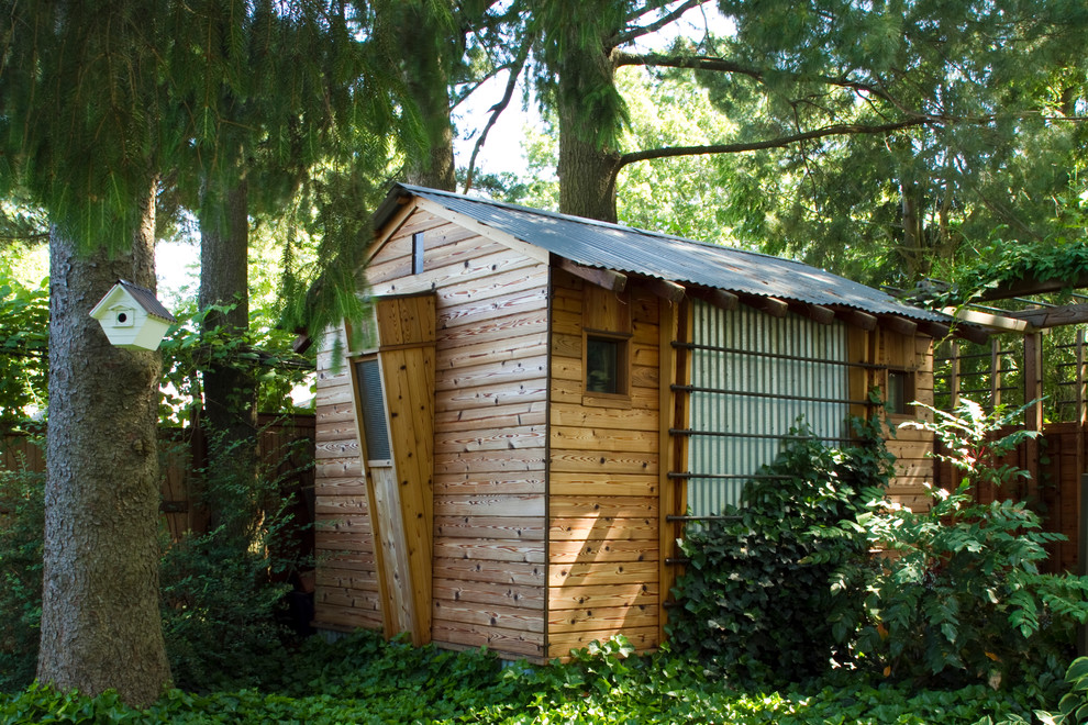 Design ideas for a mid-sized country detached garden shed in Philadelphia.