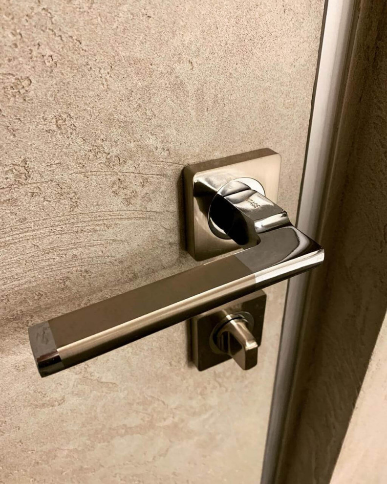 Фактурная декоративная штукатурка в интерьере ванной комнаты