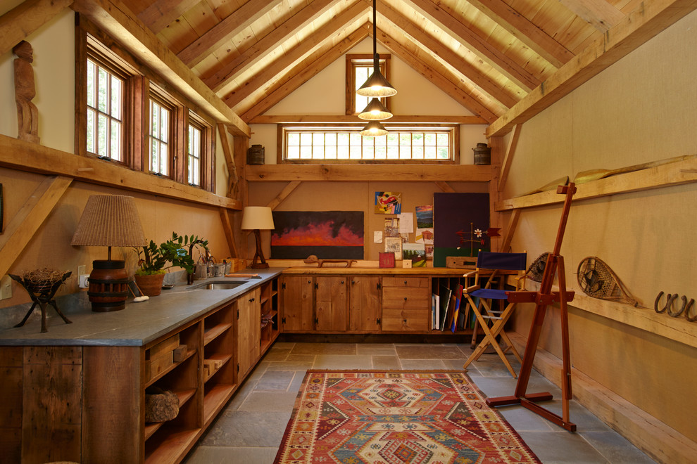 Landhausstil Arbeitszimmer ohne Kamin mit Studio, beiger Wandfarbe und Einbau-Schreibtisch in New York