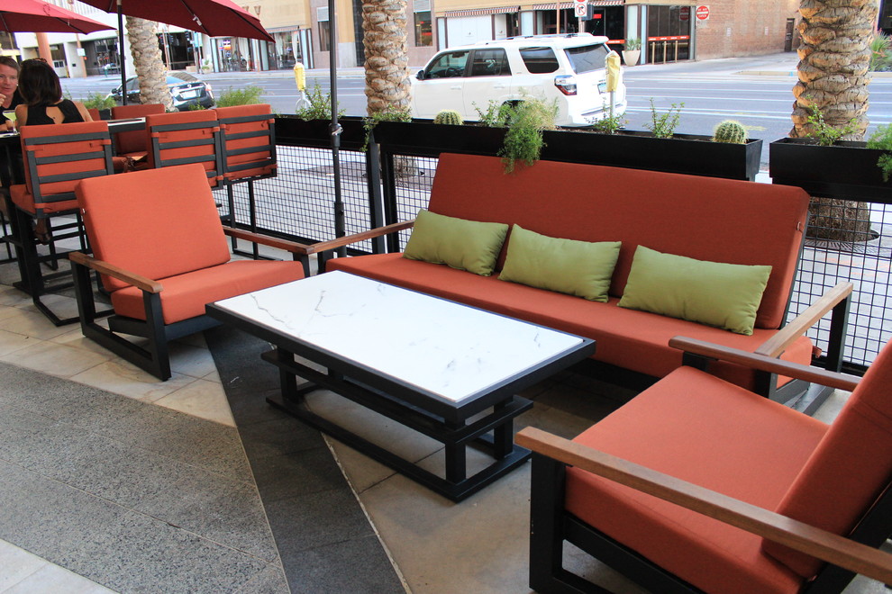 Example of a transitional home design design in Phoenix
