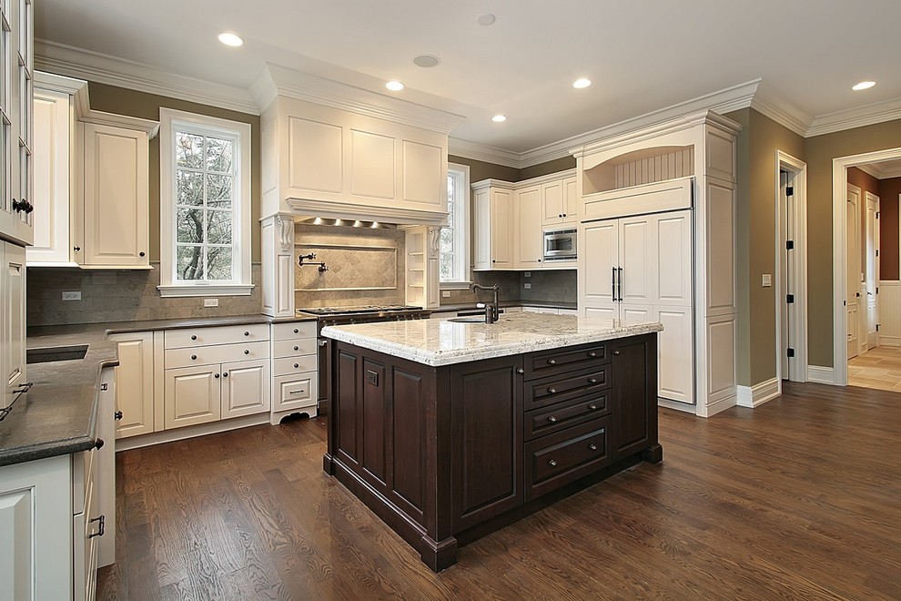 Transitional kitchen photo in Toronto