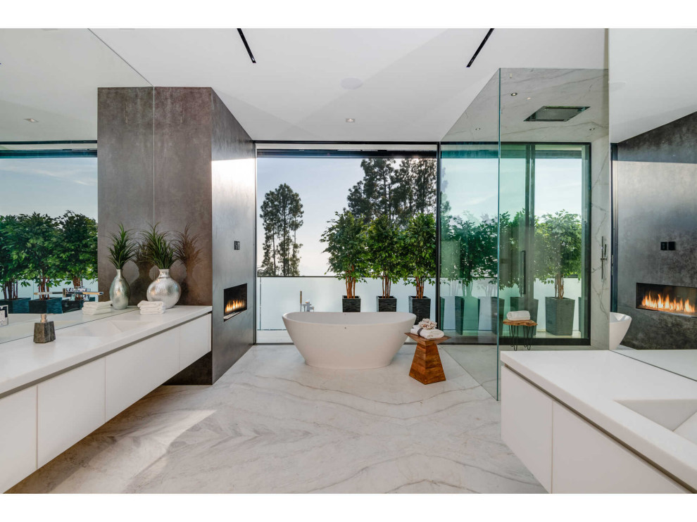 Example of a minimalist bathroom design in Los Angeles