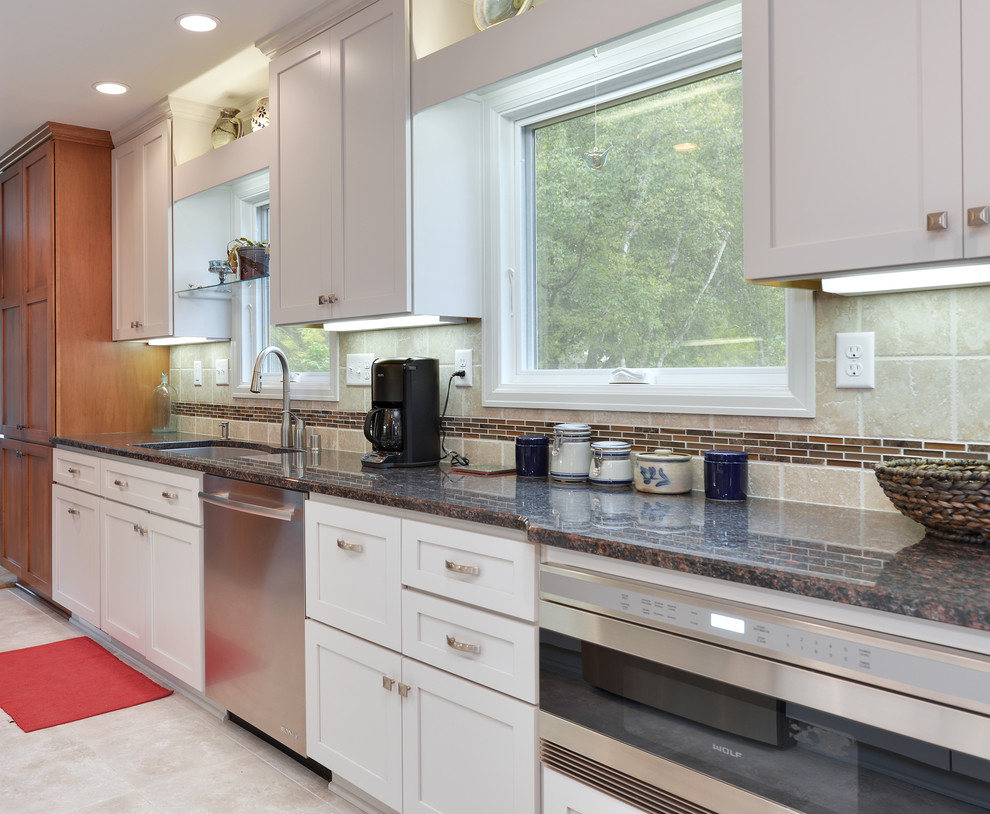 Transitional kitchen photo in Milwaukee
