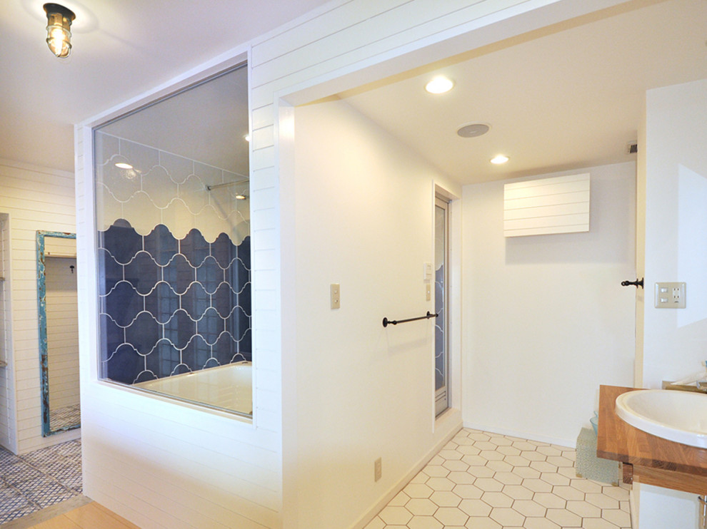 Design ideas for a mid-sized beach style powder room in Yokohama with porcelain floors, white floor and a built-in vanity.