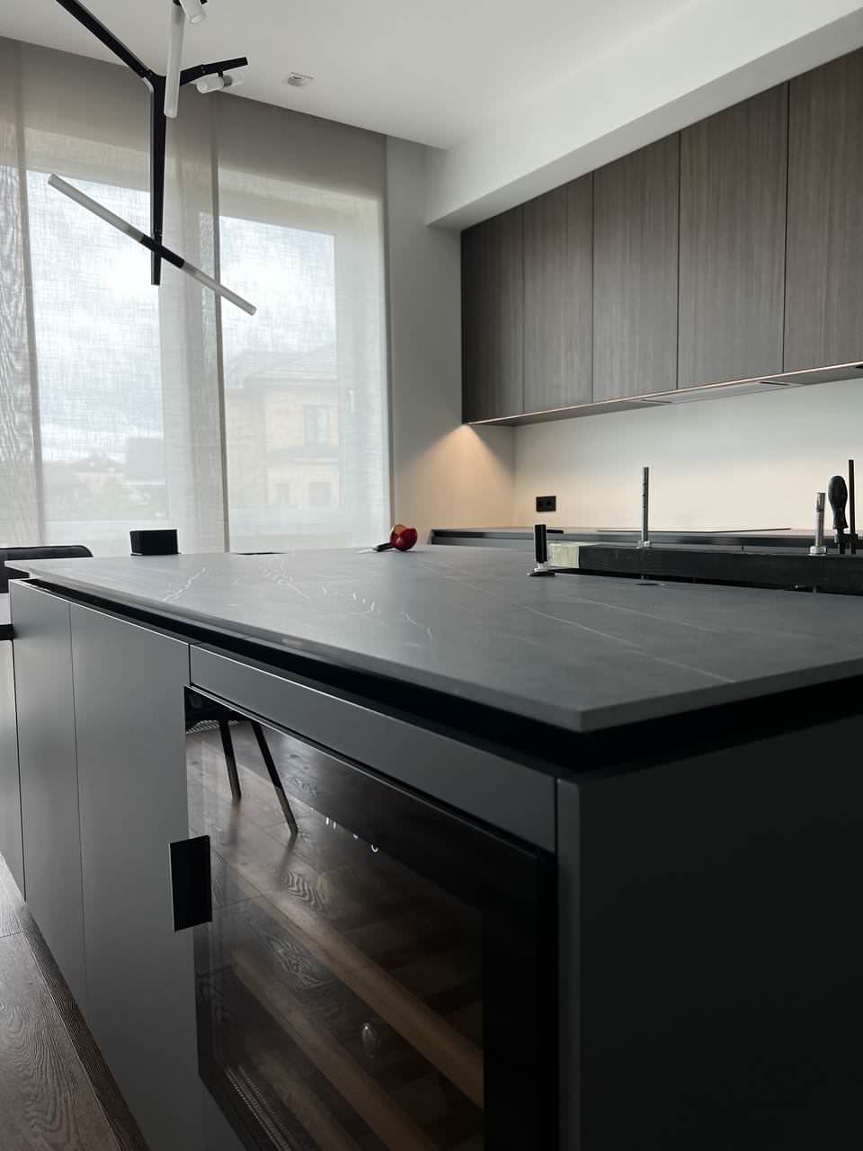 Серая кухня с винным шкафом в острове