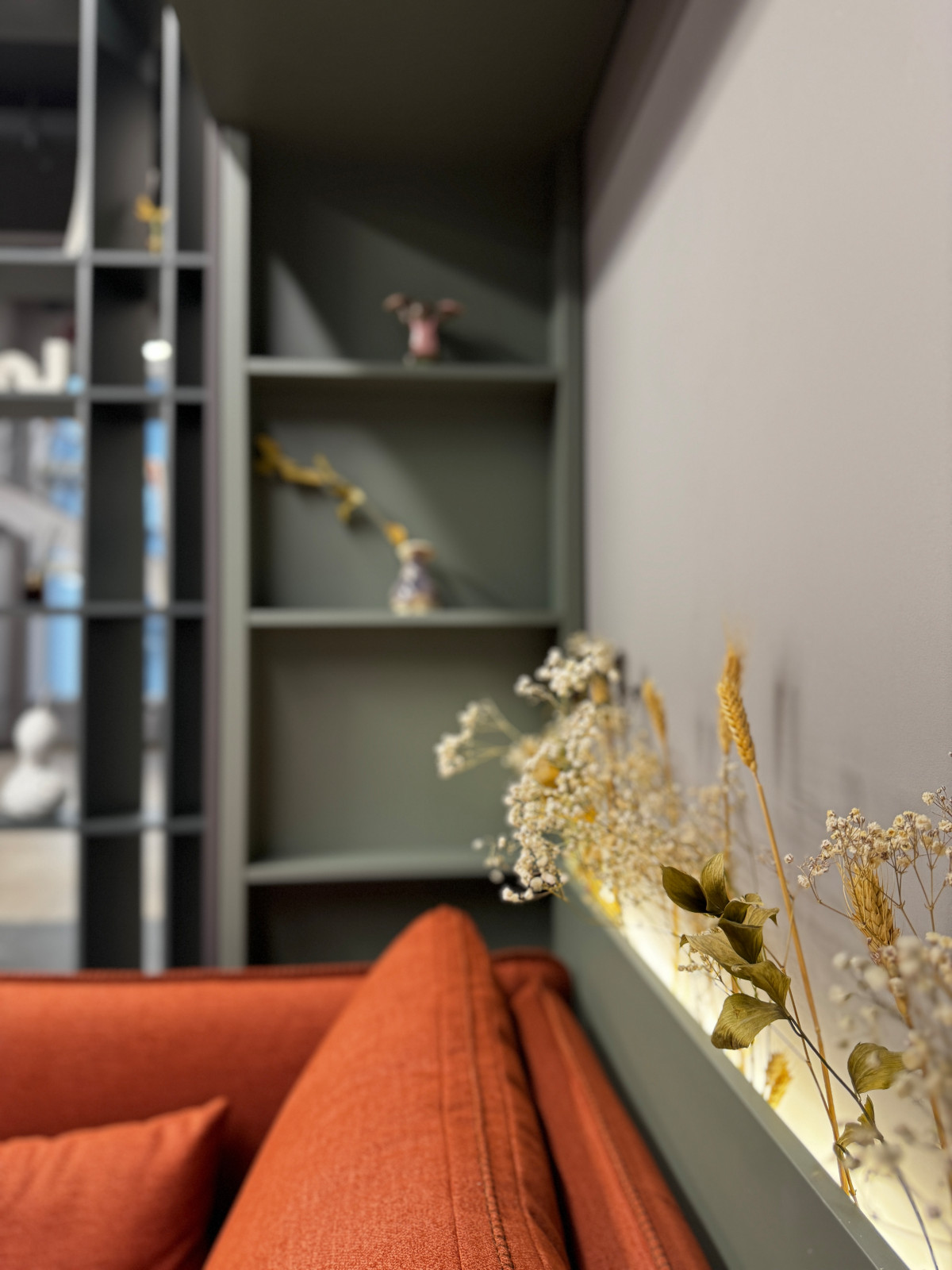 П-образный шкаф в шоуруме