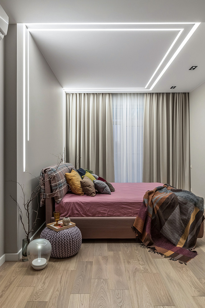 Источник вдохновения для домашнего уюта: спальня в современном стиле с серыми стенами, светлым паркетным полом и коричневым полом