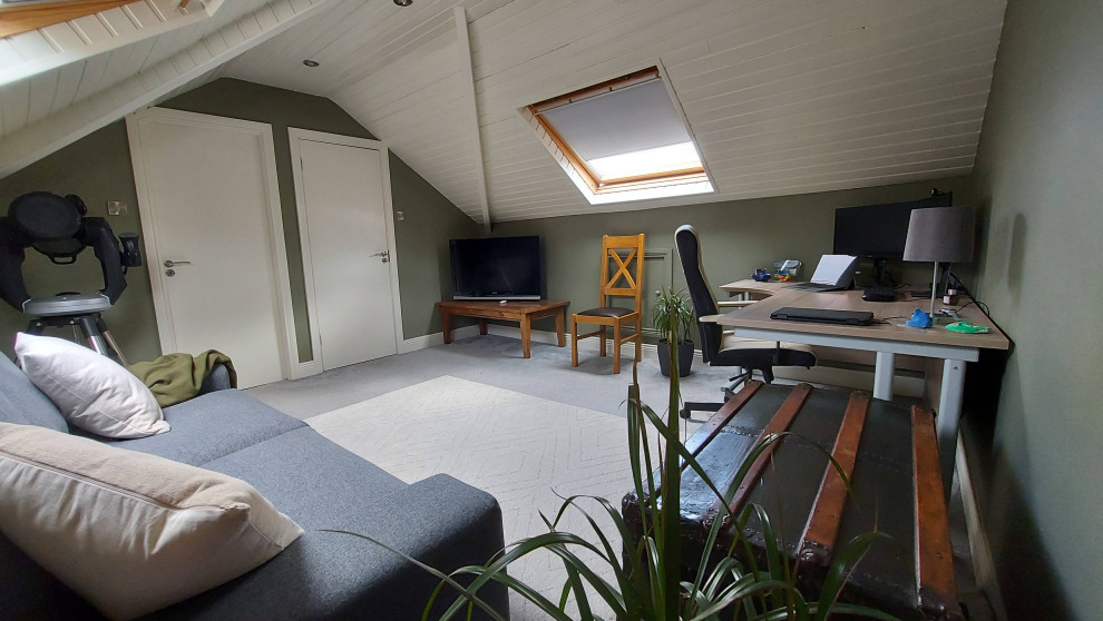 Cette photo montre un grand bureau tendance avec un mur vert, moquette, un bureau indépendant, un sol gris et un plafond en lambris de bois.