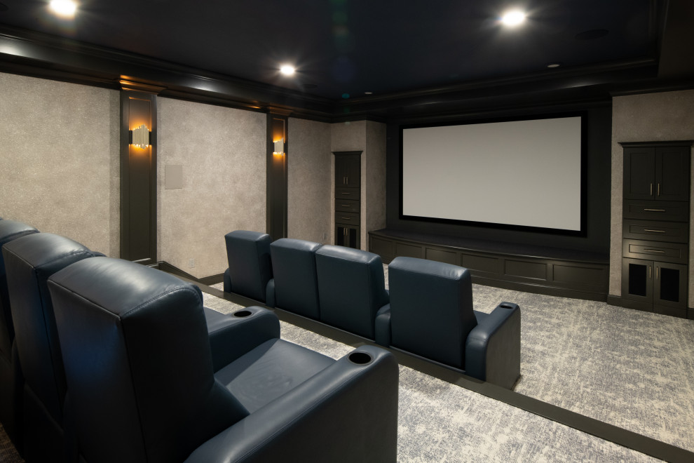 Стильный дизайн: большой изолированный домашний кинотеатр в стиле рустика с черными стенами, ковровым покрытием, мультимедийным центром и серым полом - последний тренд