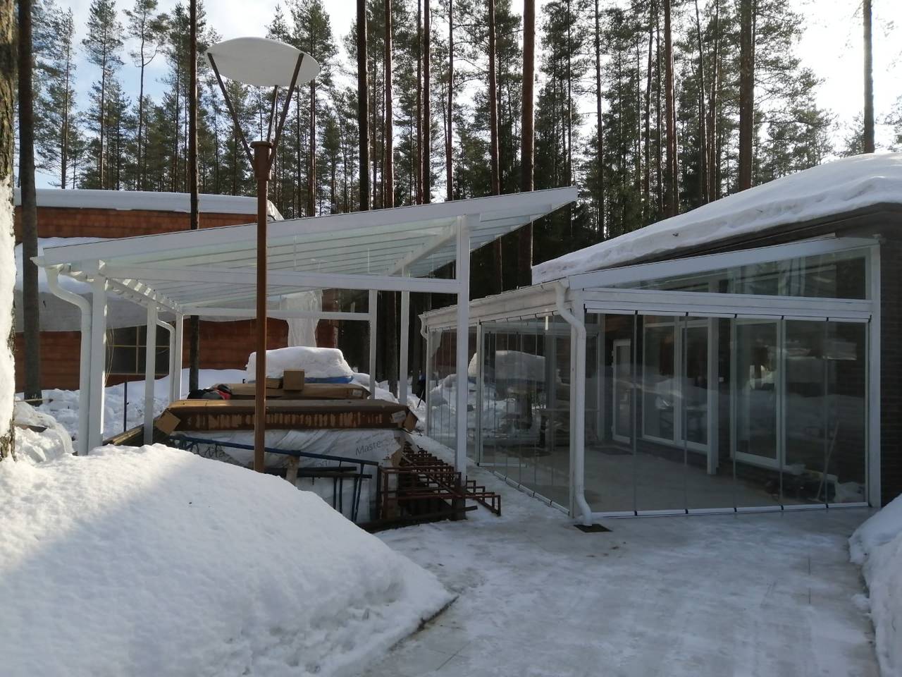 Терраса со стеклянной кровлей и безрамным остеклением по периметру