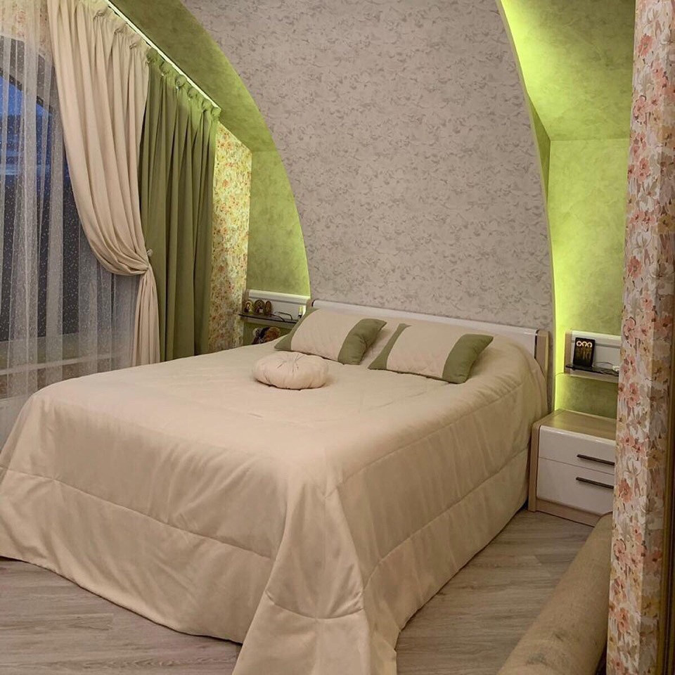 Шторы и покрывало в едином стиле. Загородный дом.