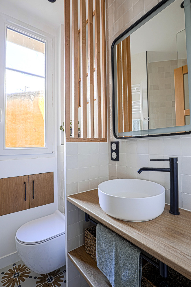 Kleines Nordisches Duschbad mit offener Dusche, Wandtoilette, weißer Wandfarbe, Zementfliesen für Boden, Einbauwaschbecken, Laminat-Waschtisch und Einzelwaschbecken in Paris