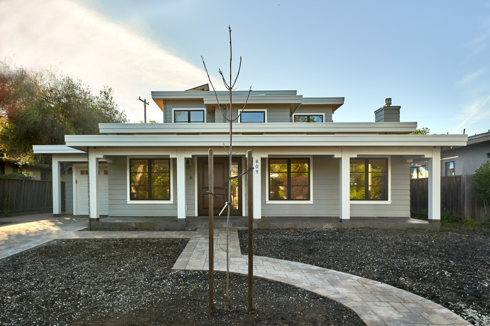 Imagen de fachada de casa moderna de dos plantas con revestimiento de madera, tejado plano y tablilla