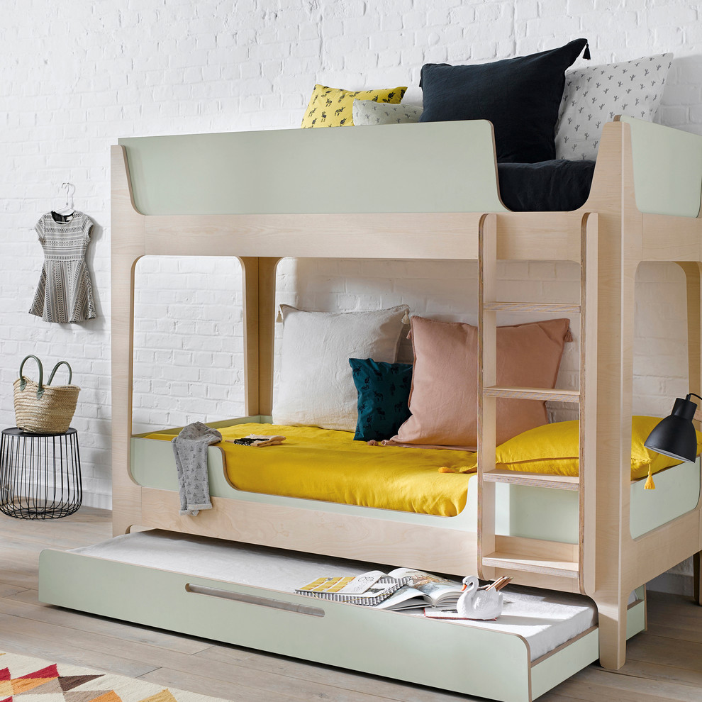 Inspiration for a mid-sized scandinavian gender-neutral kids' bedroom for kids 4-10 years old in Lille with white walls and light hardwood floors.