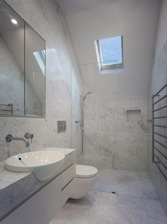 Photo of a contemporary bathroom in Sydney.