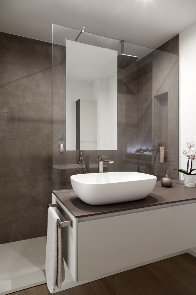 Design ideas for a small contemporary 3/4 bathroom in Milan with a single vanity and a floating vanity.