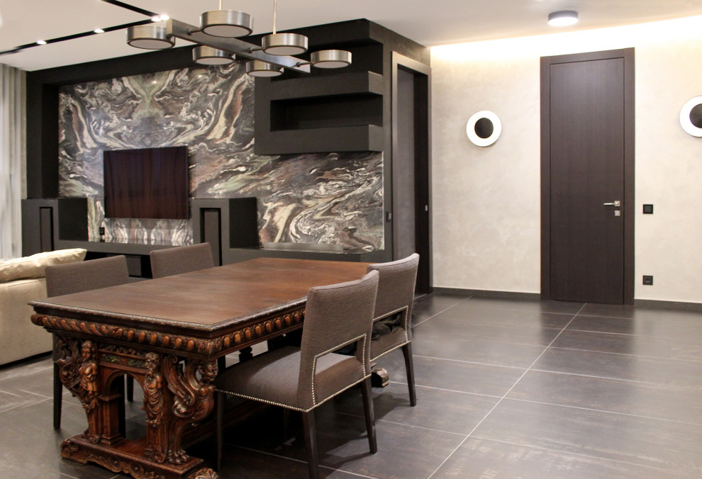 Esempio di un grande soggiorno design con pareti grigie, pavimento in gres porcellanato, TV a parete e pavimento nero