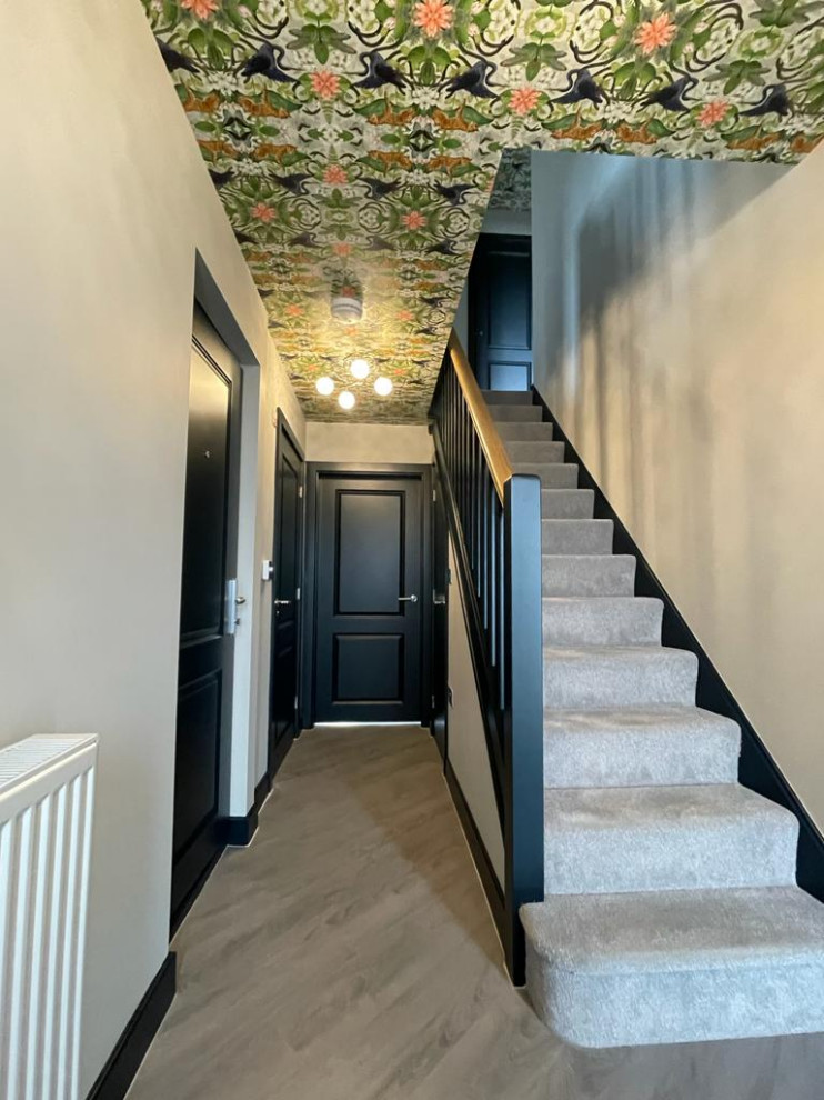 Пример оригинального дизайна: коридор среднего размера в современном стиле с серыми стенами, ковровым покрытием, серым полом и потолком с обоями