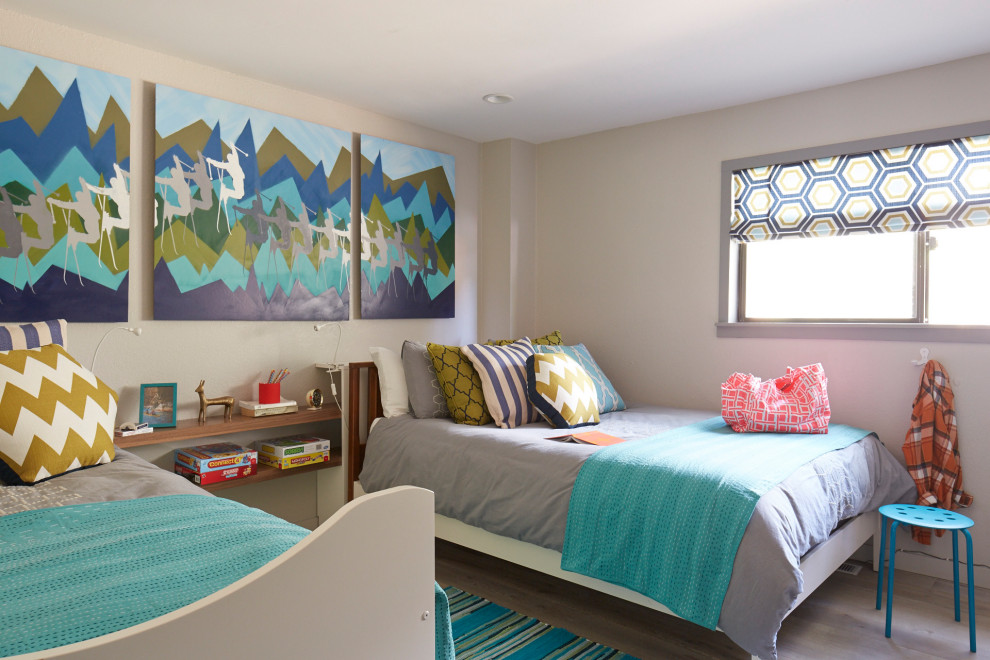 Ejemplo de dormitorio retro de tamaño medio con paredes grises, suelo de madera pintada y suelo gris