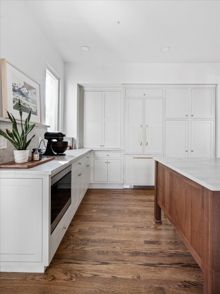 Eat-in kitchen - mid-sized transitional medium tone wood floor and brown floor eat-in kitchen idea in Denver