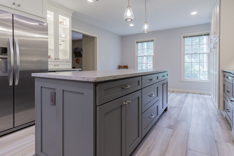 Large transitional eat-in kitchen in Philadelphia with a farmhouse sink, stainless steel appliances and with island.