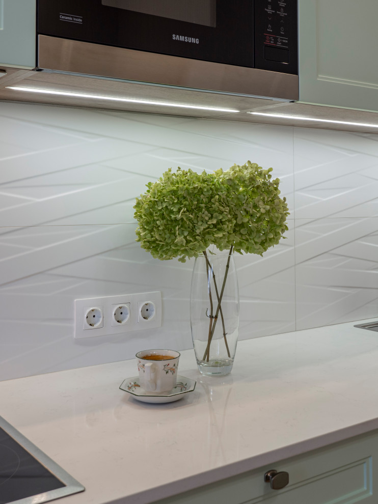 Нежная светло-мятная кухня в стиле неоклассика