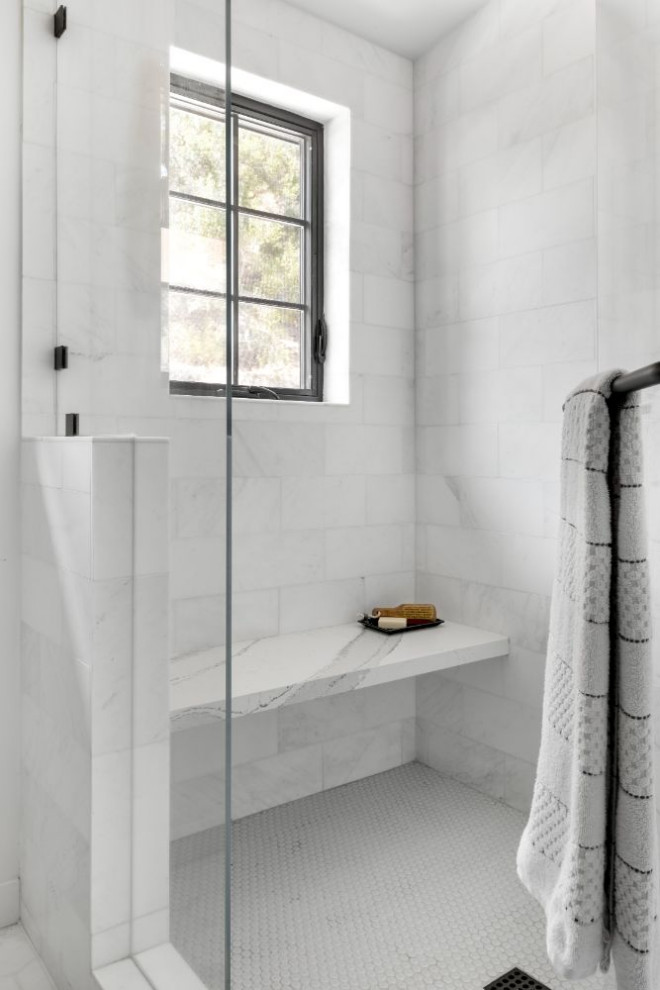 Exemple d'une salle de bain principale nature de taille moyenne avec un placard à porte shaker, des portes de placard bleues, un espace douche bain, un mur blanc, un sol en carrelage de céramique, un lavabo encastré, un plan de toilette en marbre, un sol blanc, une cabine de douche à porte battante, un plan de toilette blanc, meuble double vasque et meuble-lavabo encastré.
