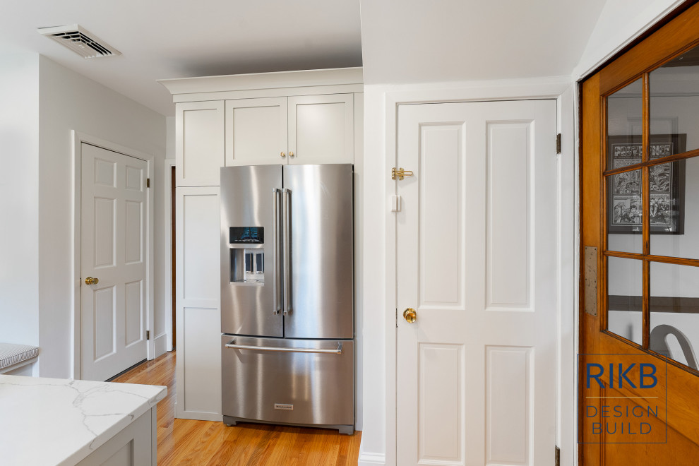 Kitchen - transitional kitchen idea in Providence