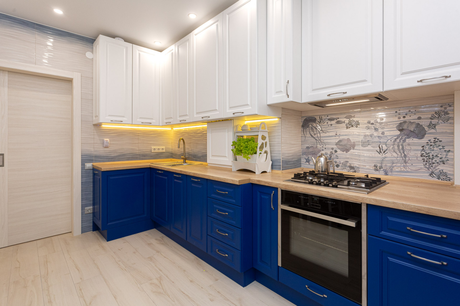 Белая кухня в стиле неоклассика