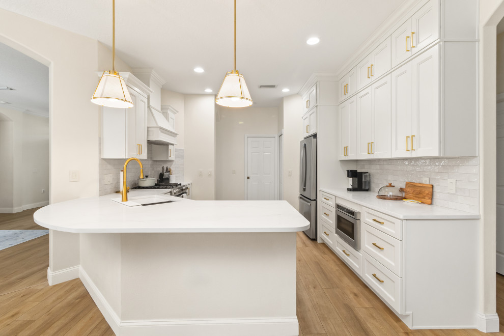 Kitchen - transitional kitchen idea in Tampa