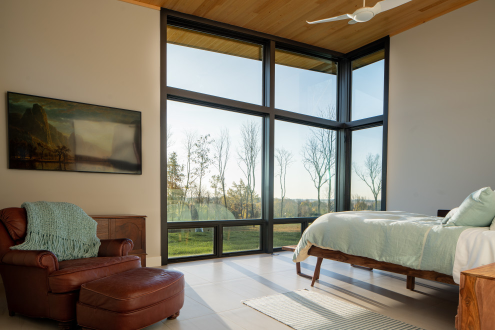 Идея дизайна: хозяйская спальня среднего размера в современном стиле с серыми стенами, полом из керамической плитки, бежевым полом и деревянным потолком