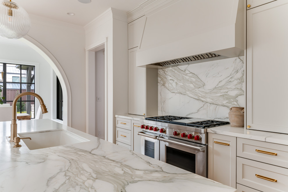 Transitional kitchen photo in Dallas