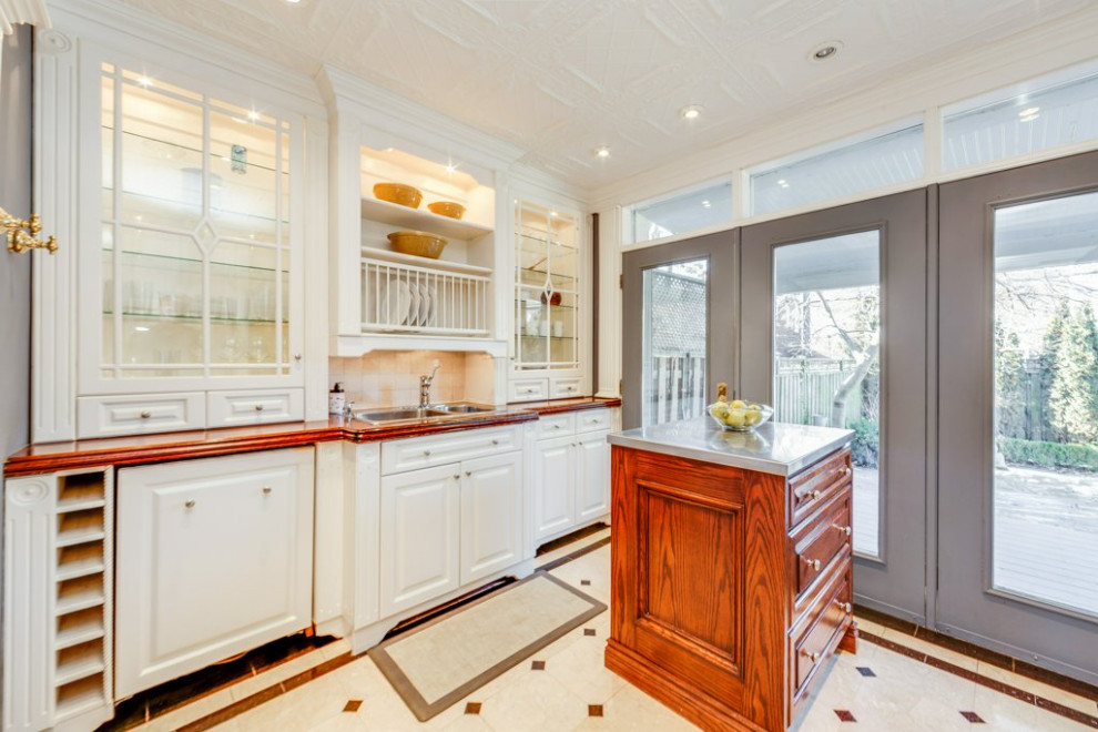 Inspiration for a transitional kitchen remodel in Toronto