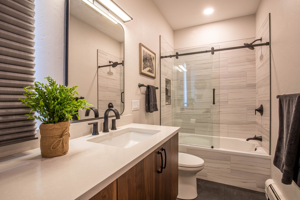Стильный дизайн: ванная комната среднего размера в современном стиле с душем над ванной, бежевой плиткой, душем с раздвижными дверями, белой столешницей, тумбой под одну раковину и встроенной тумбой - последний тренд