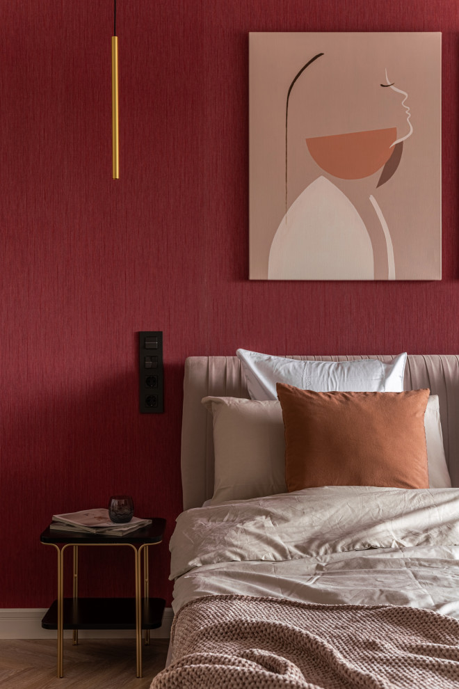 Свежая идея для дизайна: спальня среднего размера в современном стиле с красными стенами, паркетным полом среднего тона, бежевым полом, обоями на стенах и акцентной стеной - отличное фото интерьера