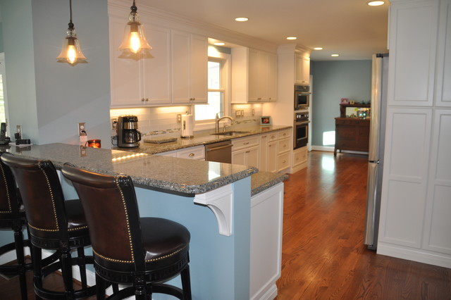 Tranquil Transitional Kitchen klassisch-modern-kueche