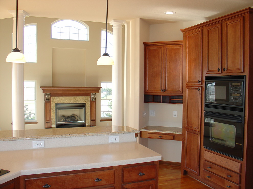 Elegant kitchen photo in Cedar Rapids