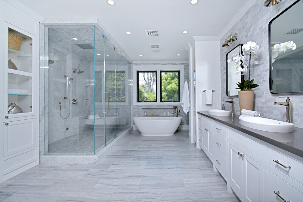 Идея дизайна: большая главная ванная комната в стиле кантри с плоскими фасадами, белыми фасадами, отдельно стоящей ванной, накладной раковиной, душем с распашными дверями, тумбой под две раковины и встроенной тумбой