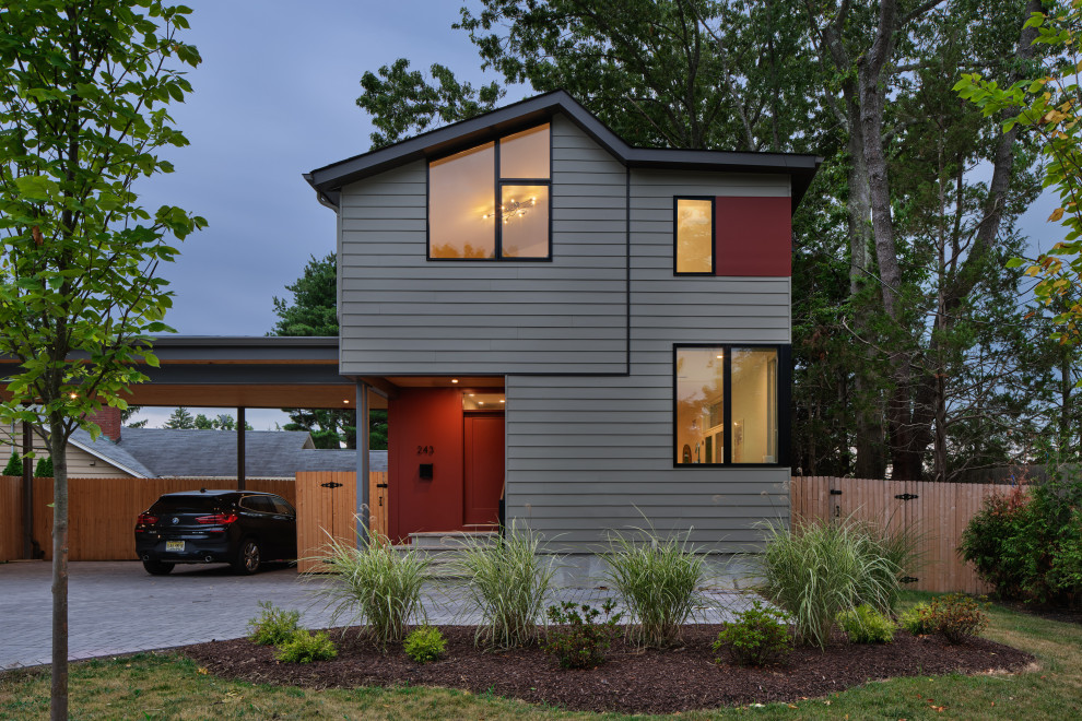 Imagen de fachada de casa bifamiliar gris y gris contemporánea pequeña de dos plantas con revestimiento de aglomerado de cemento, tejado a dos aguas, tejado de teja de madera y tablilla