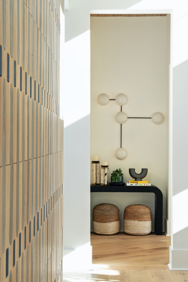 Transitional home design photo in Charleston