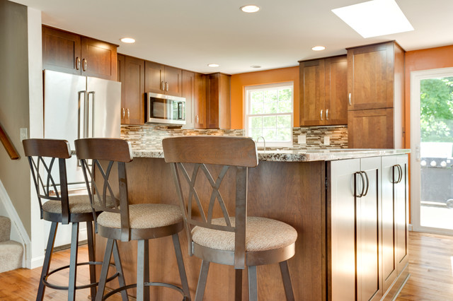 Warm transitional Kitchen Remodel Burke, VA nyklassisk-koek