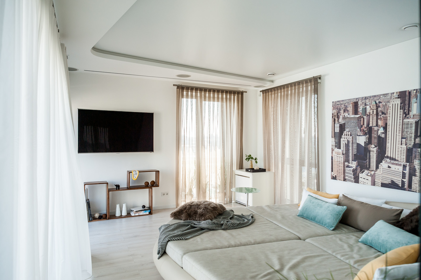 Светлый hi-tech