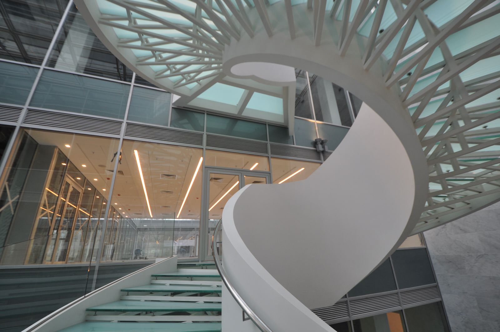 ЛЕСТНИЦА В МОСКОВСКОЙ ШТАБ-КВАРТИРЕ ADIDAS